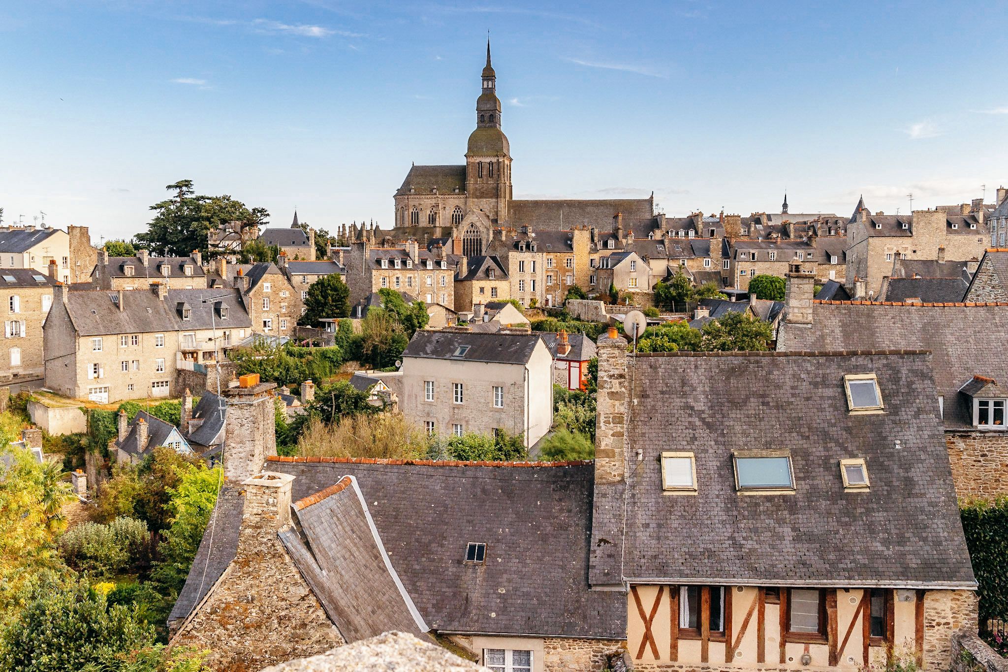 Vista dall'alto panoramica dei tetti tradizionali delle case e della chiesa di Saint-Malo, Francia